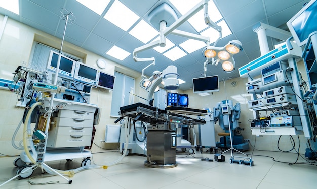 Interior del hospital con lámparas de mesa de operaciones quirúrgicas y tecnología de dispositivos ultramodernos en una clínica moderna