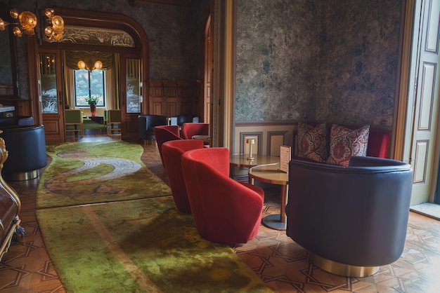 Interior de hotel de lujo con diseño elegante y asientos de lujo