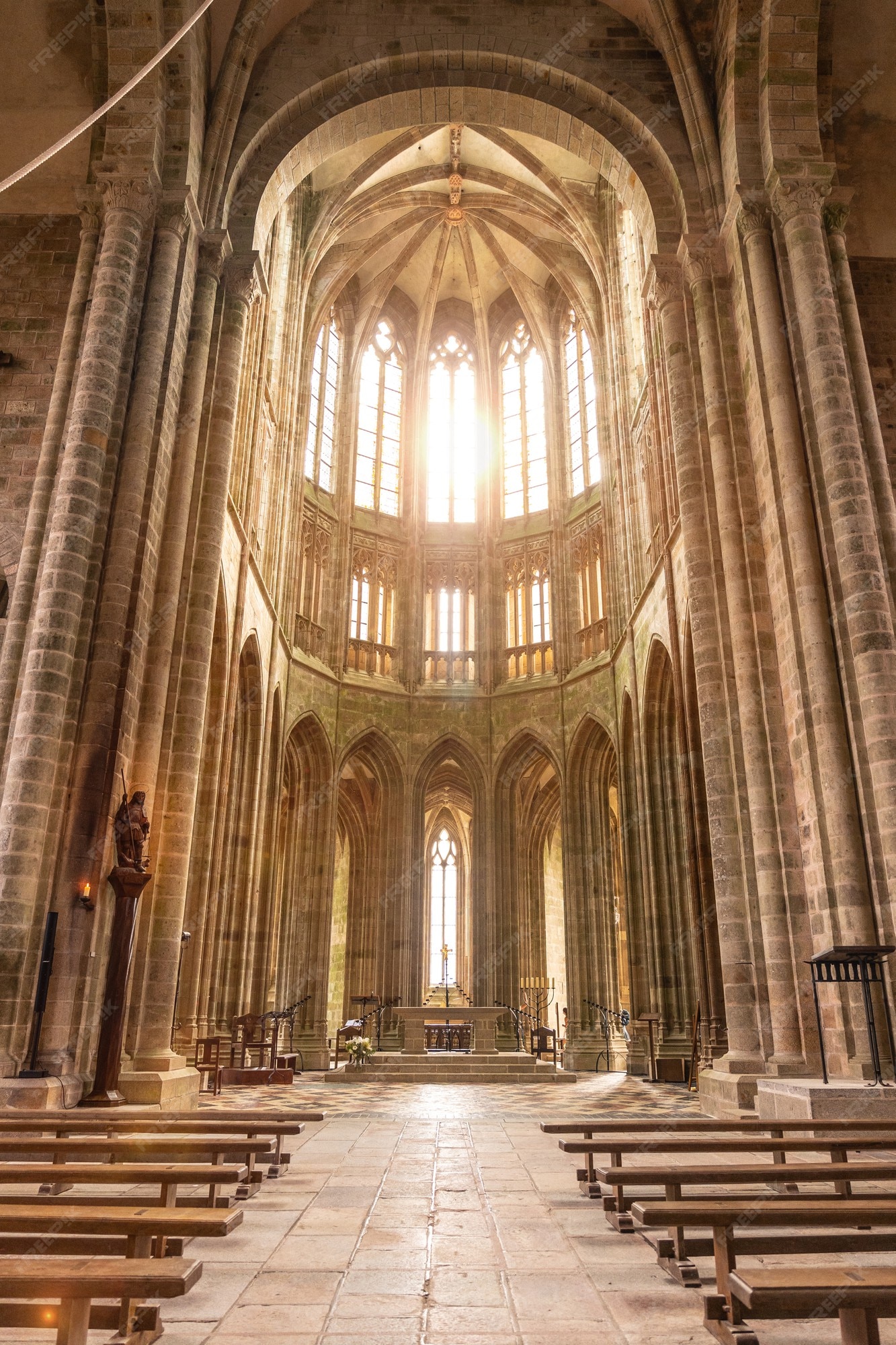 En el interior de la iglesia de la abadía de mont saint-michel,  departamento de manche, región de normandía, francia | Foto Premium