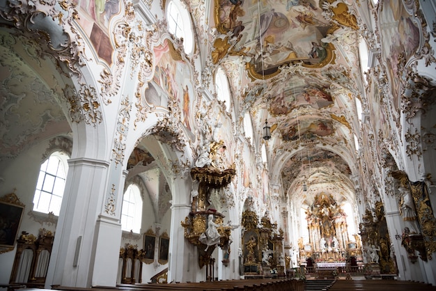 Interior de la iglesia de la abadía de Rottenbuch (Kloster Rottenbuch) en estilo románico