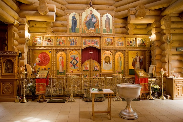 El interior de la iglesia. El altar de la Iglesia Ortodoxa. Iglesia en honor al Icono de la Madre de Dios Zarza Ardiente, Rusia.