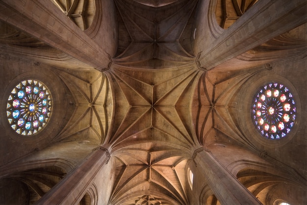 Interior de la iglesia, atmósfera sagrada, vigas de luz a través de vidrieras.