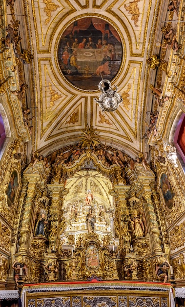 Interior de la iglesia barroca en la ciudad de Ouro Preto