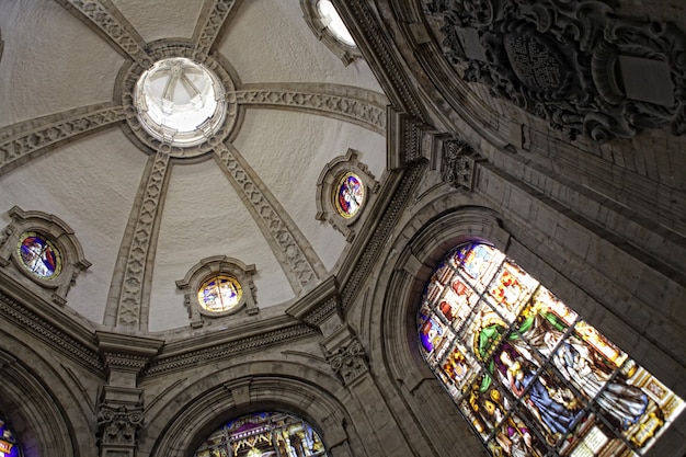 Interior de la iglesia católica en Bruselas
