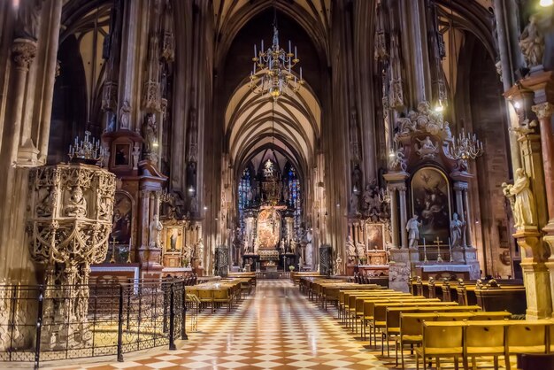 Interior de la iglesia católica de la catedral