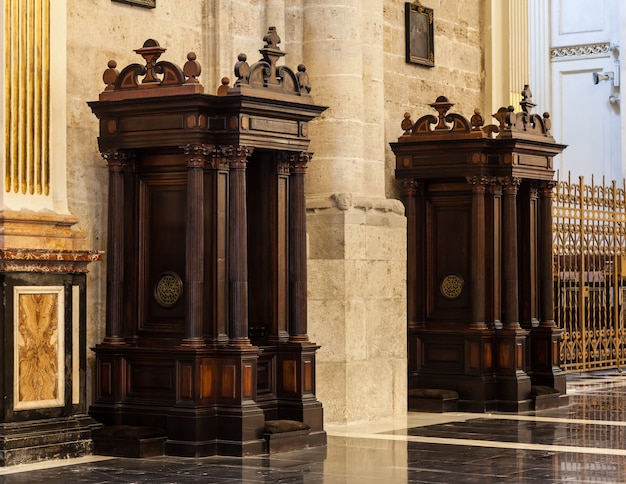 Interior de la iglesia católica: detalle confesional, 150 años, de madera