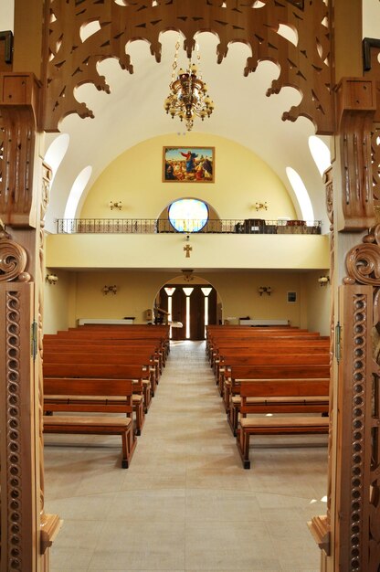 Foto interior de una iglesia católica griega en rumania