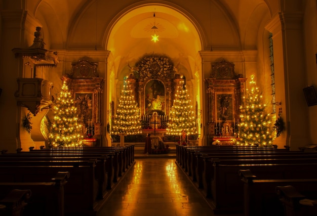 Interior de una iglesia con decoraciones navideñas