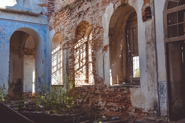 El interior de la iglesia despeinada del edificio abandonado y arruinado en Rusia