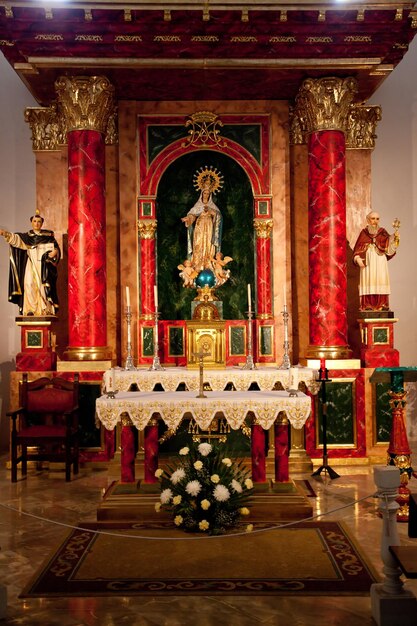 Foto interior de una iglesia en ibiza, españa