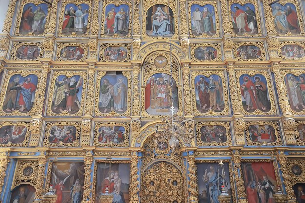 interior de la iglesia iconostasio iconos objetos de culto altar religión crucifixión