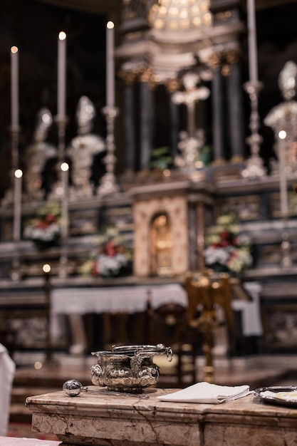Interior de la iglesia italiana católica con velas e iconos