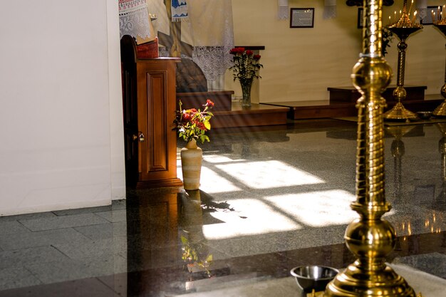 Interior de la iglesia ortodoxa con luz de ventana