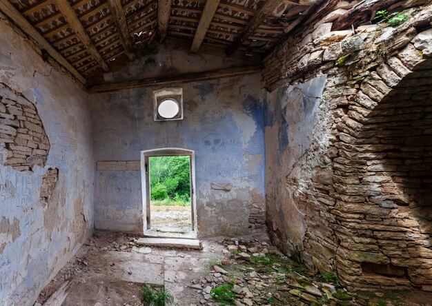 Interior de la Iglesia de San Pedro en la cima de Bale, Valle Istria, Croacia