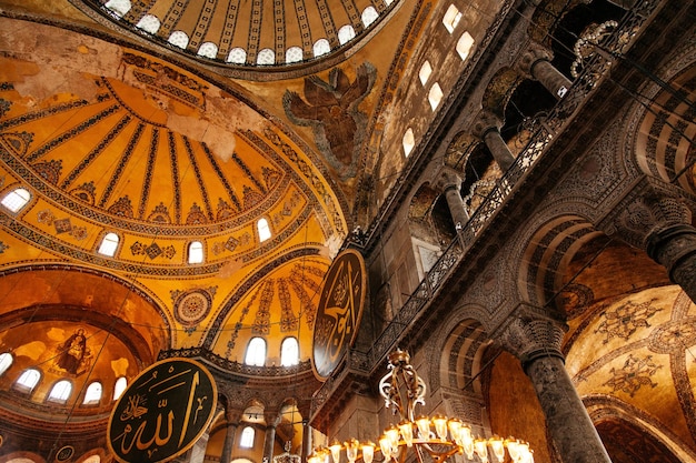 El interior de la iluminada Hagia Sophia