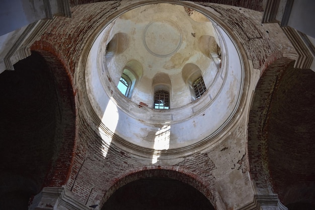 Interior interior de un edificio de ladrillo rojo abandonado iglesia abandonada