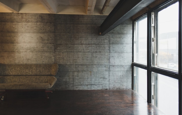 Interior loft con sofá en gris. apartamento brutal