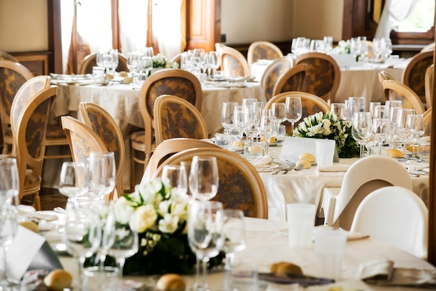 Interior del lugar de la boda con mesas de banquete