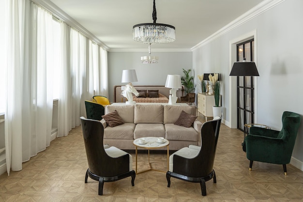 Interior de lujo de un apartamento moderno en colores brillantes con muebles elegantes cocina dormitorio y sala de estar sin paredes