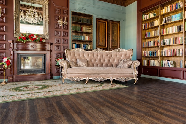 Interior de lujo de la biblioteca en casa. Salón con muebles elegantes