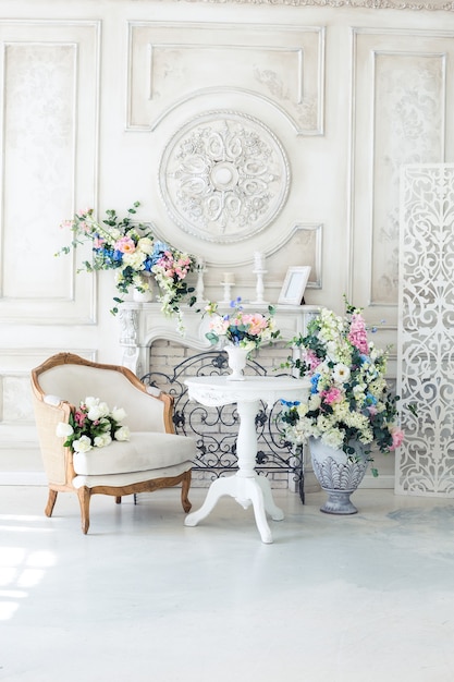 Interior de lujo brillante con flores