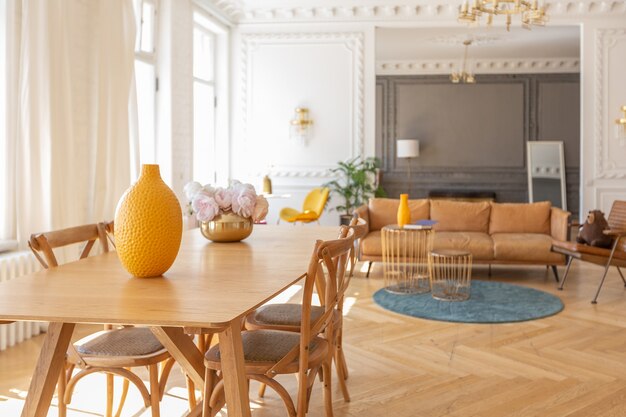 Interior de lujo de un espacioso apartamento en una antigua casa histórica del siglo XIX con muebles modernos. el techo alto y las paredes están decoradas con estuco