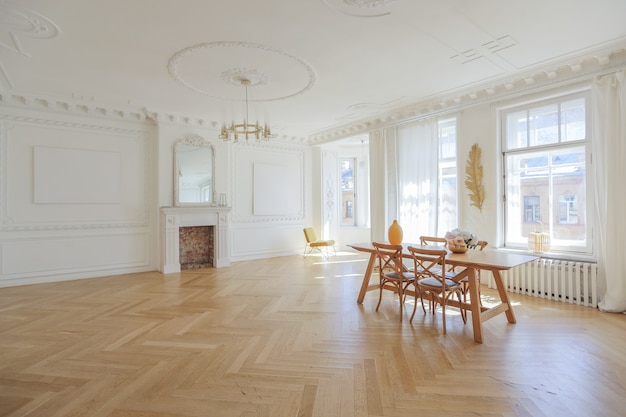 Interior de lujo de un espacioso apartamento en una antigua casa histórica del siglo XIX con muebles modernos. el techo alto y las paredes están decoradas con estuco