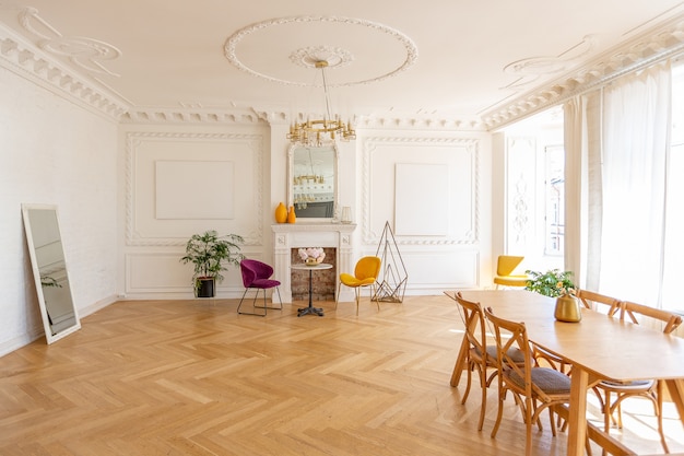 Interior de lujo de un espacioso apartamento en una antigua casa histórica del siglo XIX con muebles modernos. el techo alto y las paredes están decoradas con estuco