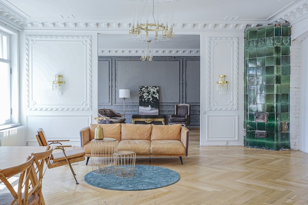 Interior de lujo de un espacioso apartamento en una antigua casa histórica del siglo XIX con muebles modernos. el techo alto y las paredes están decoradas con estuco