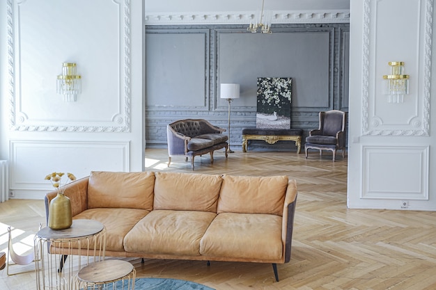 Interior de lujo de un espacioso apartamento en una antigua casa histórica del siglo XIX con muebles modernos. el techo alto y las paredes están decoradas con estuco