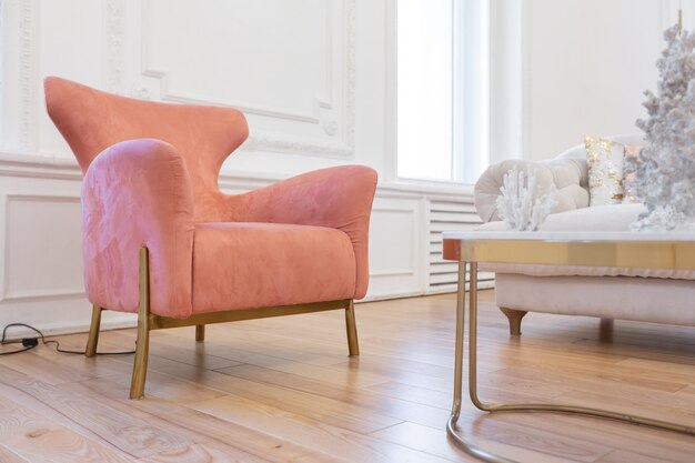 Interior de lujo de estilo barroco muy ligero de gran salón. Paredes blancas decoradas con estuco impresionante. Apartamento de estilo real con muebles elegantes con elementos dorados.