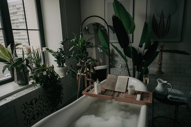 Interior de lujo de un gran baño de estilo africano moderno con bañera ovalada con iluminación natural