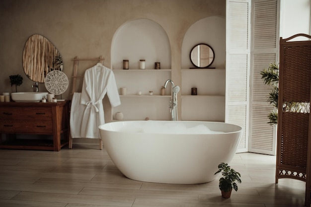 Interior de lujo de un gran baño de estilo africano moderno con bañera ovalada con iluminación natural