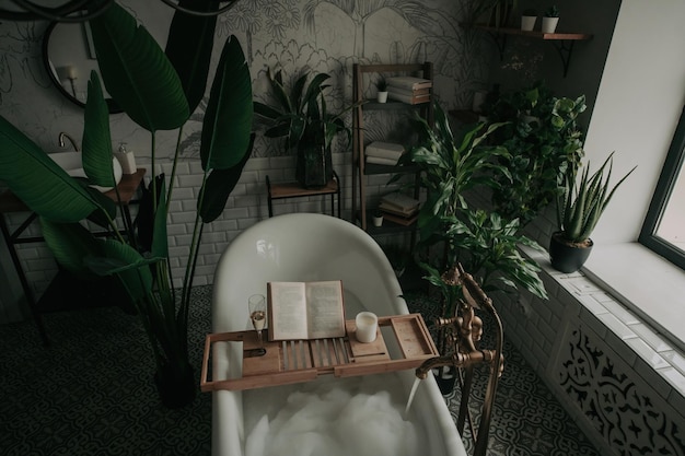 Interior de lujo de un gran baño de estilo africano moderno con bañera ovalada con iluminación natural