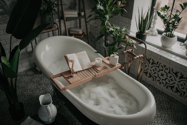Interior de lujo de un gran baño de estilo africano moderno con bañera ovalada con iluminación natural