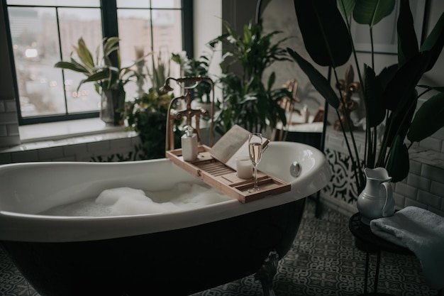 Interior de lujo de un gran baño de estilo africano moderno con bañera ovalada con iluminación natural