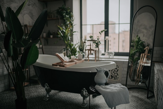 Interior de lujo de un gran baño de estilo africano moderno con bañera ovalada con iluminación natural