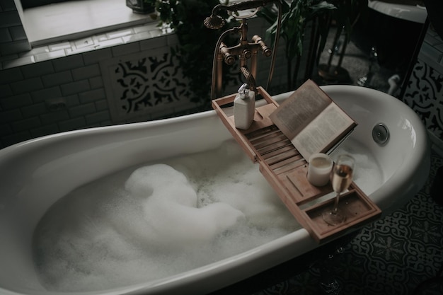 Interior de lujo de un gran baño de estilo africano moderno con bañera ovalada con iluminación natural