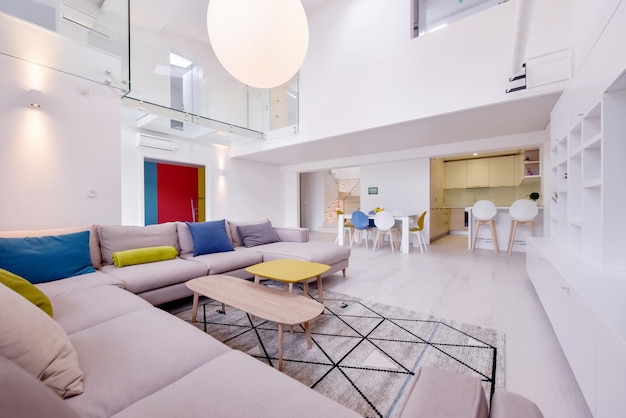 Interior de un lujoso y elegante apartamento de dos niveles con diseño moderno y espacios abiertos con paredes blancas
