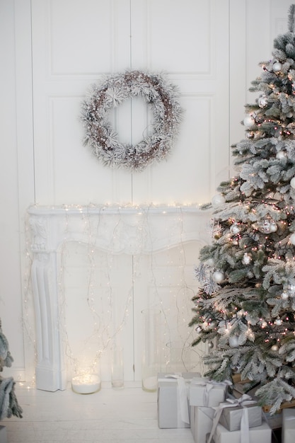 Interior luminoso con adornos para árboles de Navidad