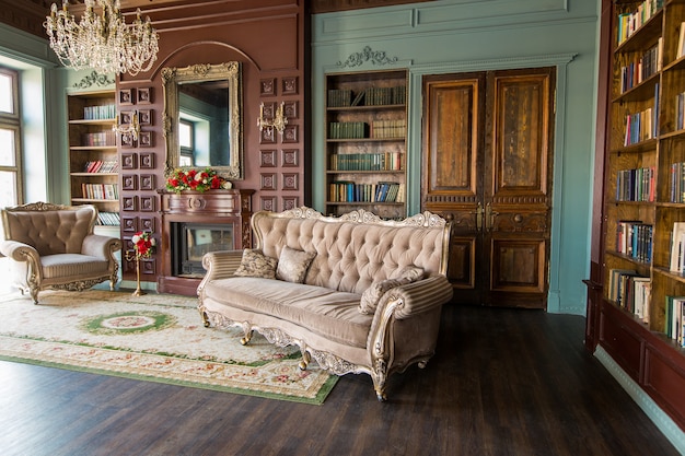 Interior luxuoso da biblioteca doméstica. Sala de estar com móveis elegantes