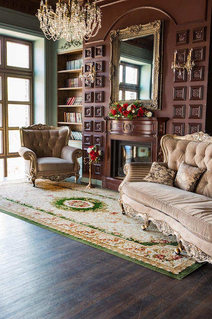 Interior luxuoso da biblioteca doméstica. Sala de estar com móveis elegantes