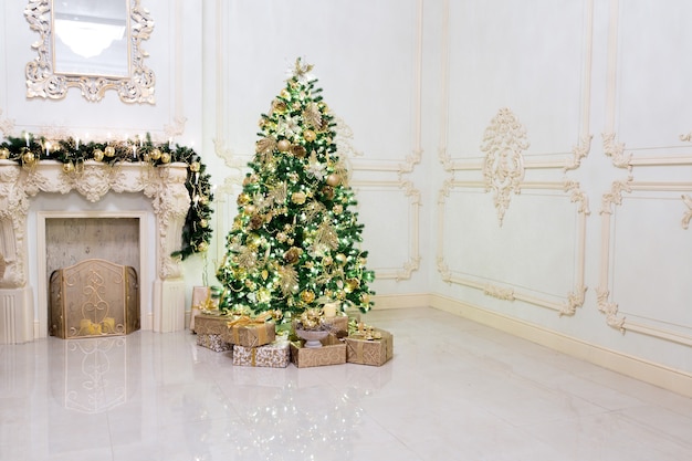 Interior luxuoso da sala de estar decorado com uma árvore de Natal chique.