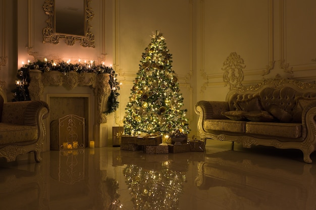 Interior luxuoso da sala de estar decorado com uma árvore de Natal chique.