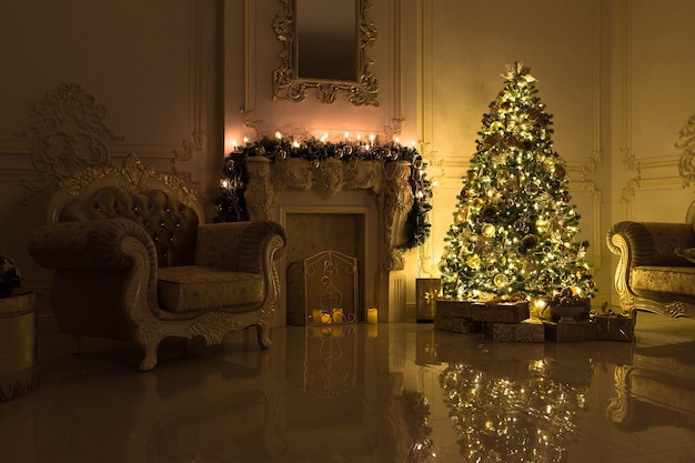 Interior luxuoso da sala de estar decorado com uma árvore de Natal chique.