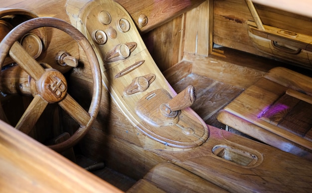 Interior de madera de un coche de madera.