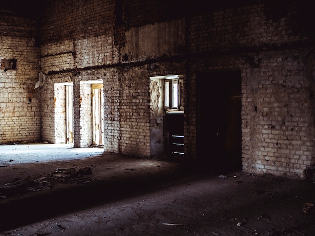 Interior de la mansión abandonada, habitación con ventana