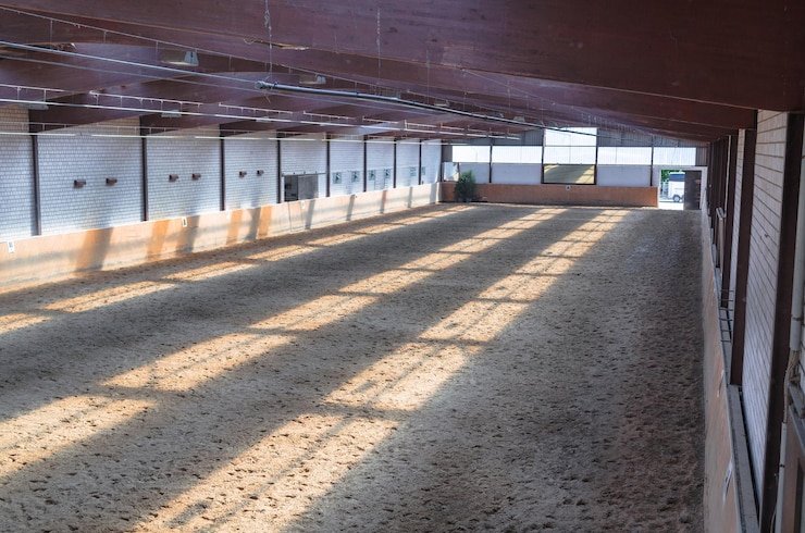 Foto interior de un mercado cerrado vacío