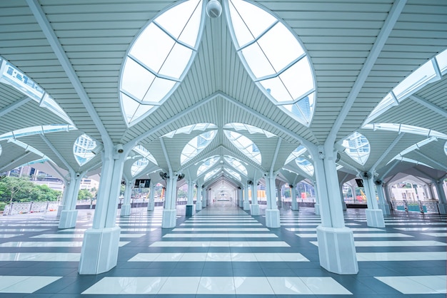 Interior de la mezquita As-Syakirin, famoso monumento en Kuala Lumpur, Malasia.