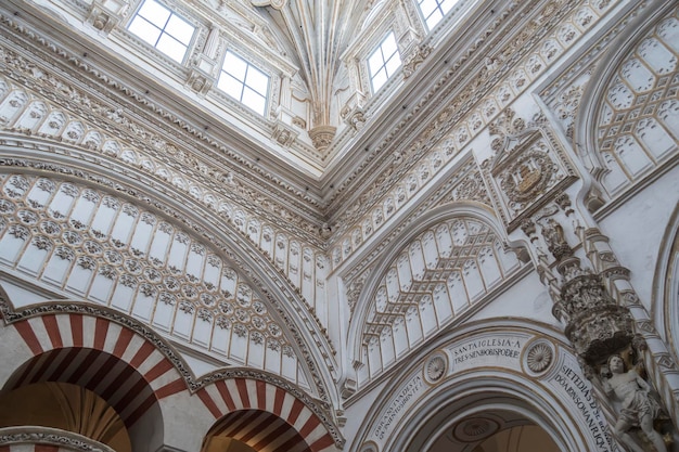 En el interior de la Mezquita Catedral de Córdoba España